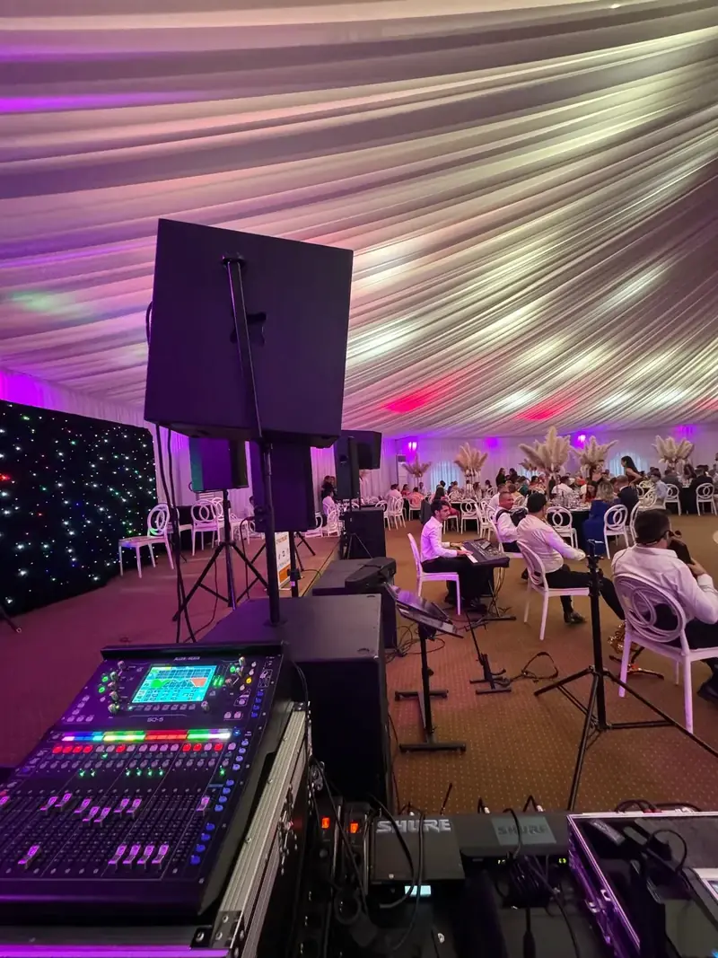 Regie sunet cu mixer digital Behringer la eveniment, cu lumini de tip perdea de stele în fundal