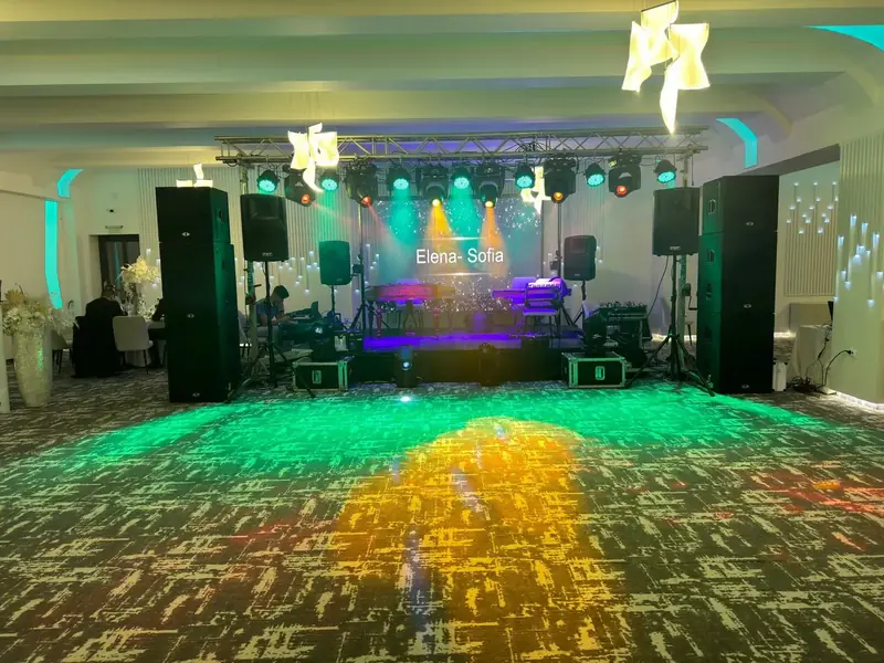 Scenă botez cu lumini ambientale colorate (verde/galben), sistem PA și ecran LED personalizat