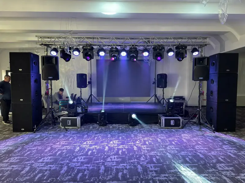 Scenă completă cu sistem PA, schelă de lumini moving heads și ecran LED pentru eveniment