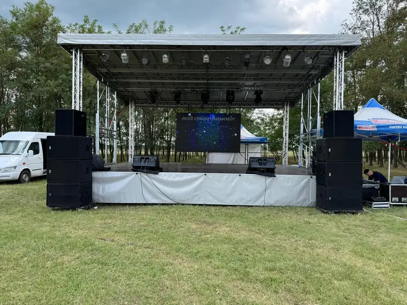 Montaj scenă exterioară acoperită pentru Zilele Comunei, cu sistem PA, ecran LED și lumini