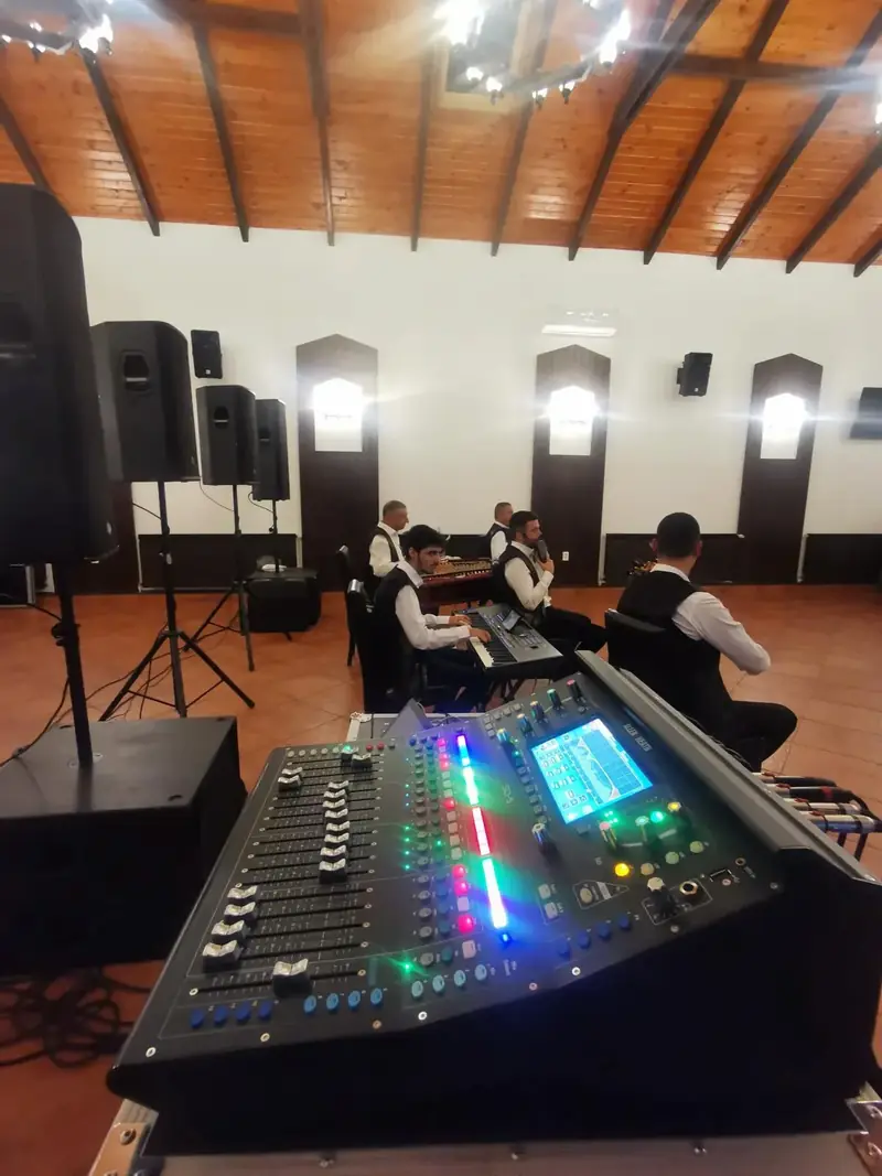 Mixer digital și formație live în timpul sonorizării unui eveniment