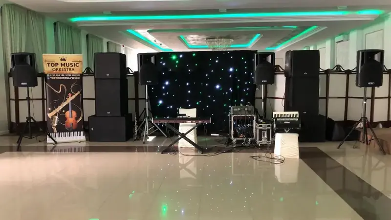 Sonorizare scenă pentru orchestră cu perdea de lumini led tip stele și boxe profesionale