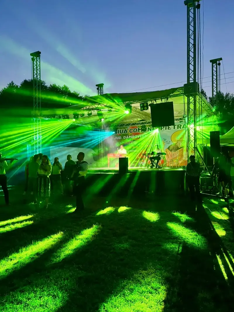 Eveniment Ziua Comunei în aer liber cu scenă, lumini laser, formație live și horă