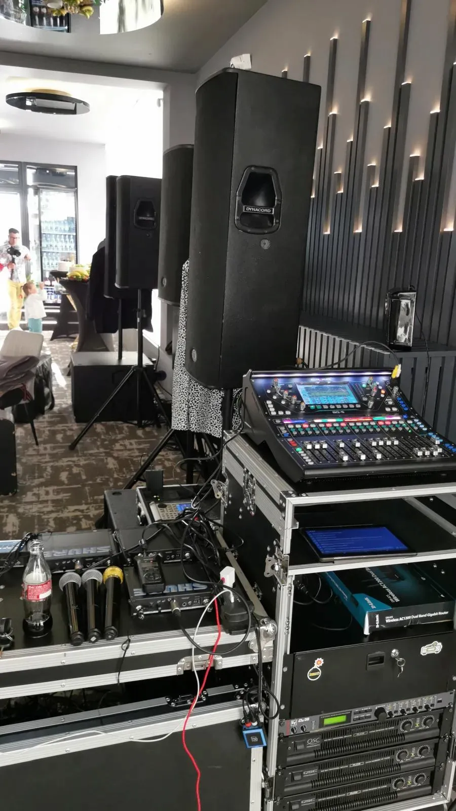 Echipament de sunet de închiriat, mixer digital și rack-uri profesionale