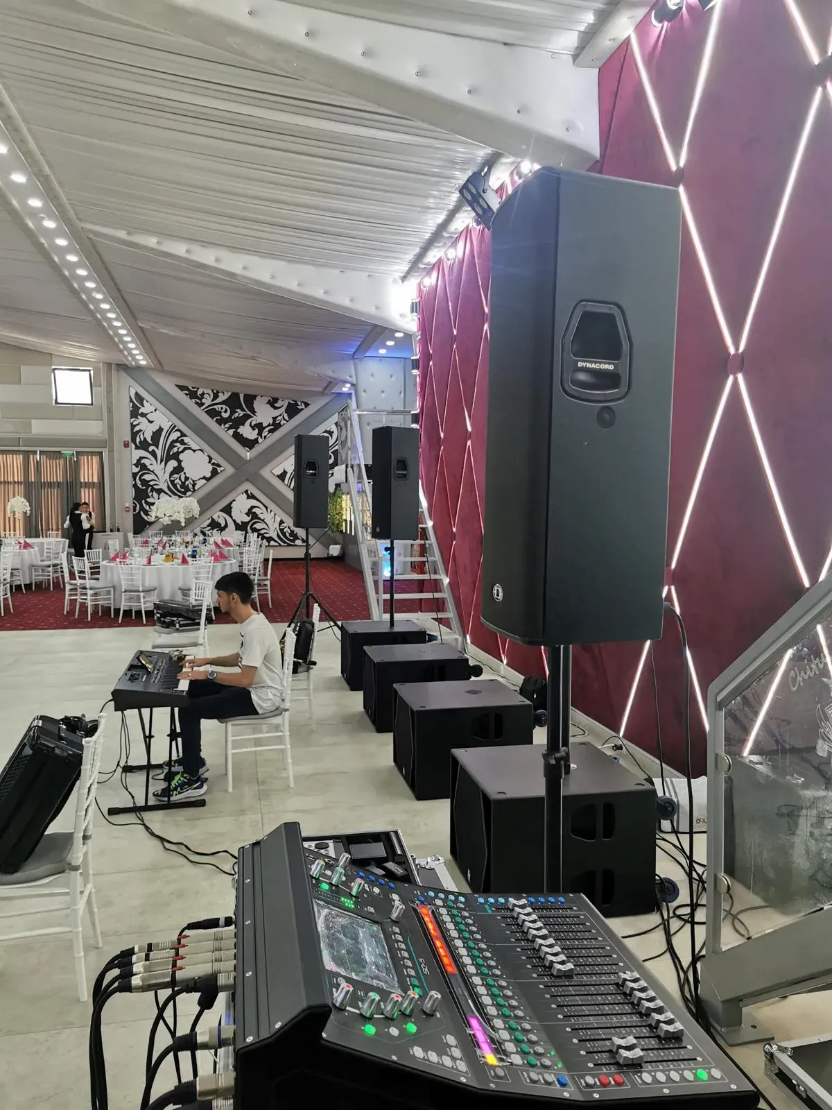 Tehnician Perfect Live Sound instalând boxe Dynacord și mixer digital